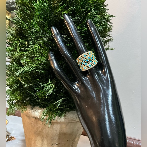 Jewelry - Elegant Gold and Blue Women's Ring